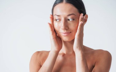 Stüdyodaki kadın portresi. Güzellik kavramı.