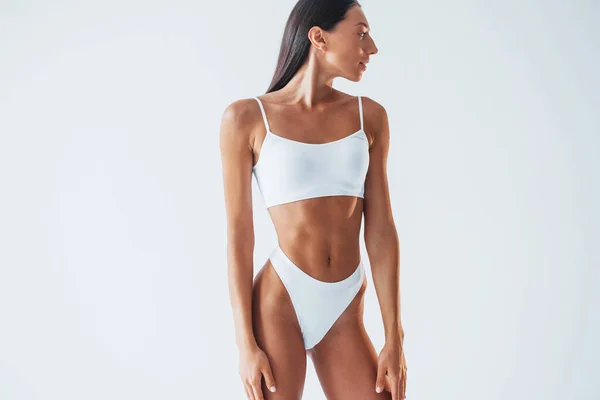 Vacker Kvinna Med Smal Kropp Underkläder Studion — Stockfoto