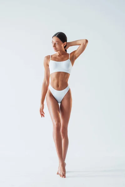 Çamaşırlı Ince Vücutlu Güzel Kadın Stüdyoda — Stok fotoğraf