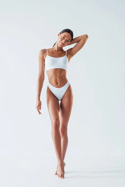 Çamaşırlı Ince Vücutlu Güzel Kadın Stüdyoda — Stok fotoğraf