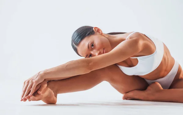 Yoga Egzersizleri Yapıyorum Çamaşırlı Ince Vücutlu Güzel Kadın Stüdyoda — Stok fotoğraf