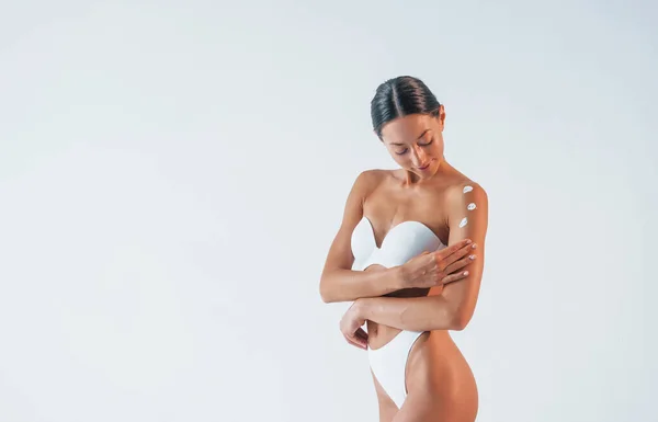 Sätter Grädde Huden Vacker Kvinna Med Smal Kropp Underkläder Studion — Stockfoto