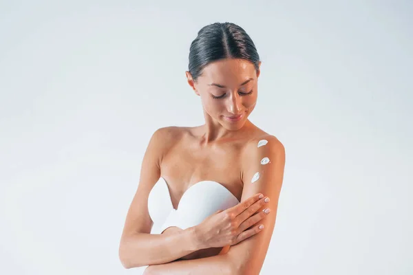 Cildine Krem Sürer Çamaşırlı Ince Vücutlu Güzel Kadın Stüdyoda — Stok fotoğraf