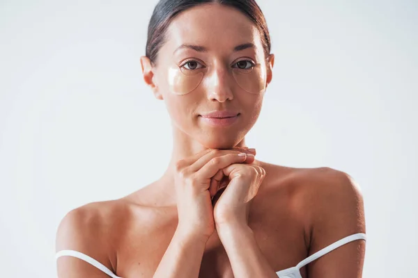 Retrato Mulher Que Está Estúdio Concepção Beleza — Fotografia de Stock