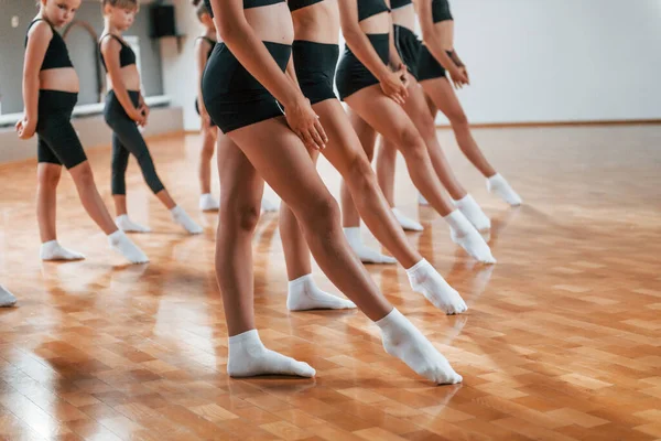 Grupo Crianças Sexo Feminino Praticando Exercícios Atléticos Conjunto Dentro Casa — Fotografia de Stock