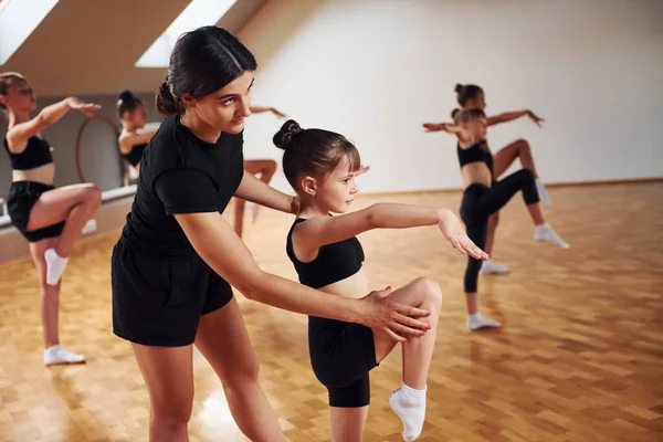 Learning Coach Group Female Kids Practicing Athletic Exercises Together Indoors — Stock Photo, Image