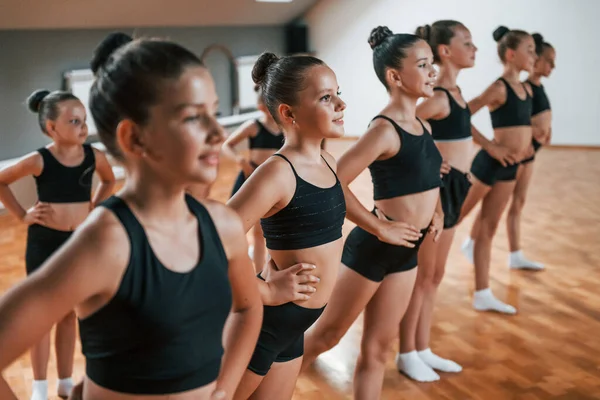 Gruppe Weiblicher Kinder Praktiziert Gemeinsam Sportliche Übungen Innenräumen — Stockfoto