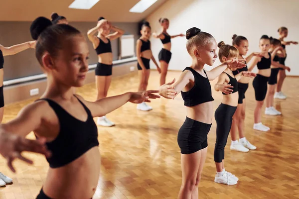Der Reihe Stehend Gruppe Weiblicher Kinder Praktiziert Gemeinsam Sportliche Übungen — Stockfoto