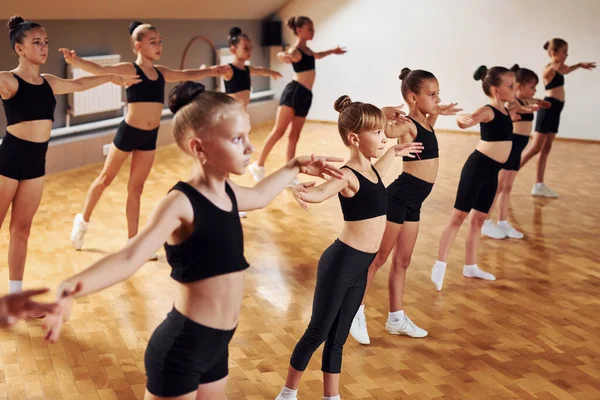 Piedi Fila Gruppo Bambine Che Praticano Esercizi Atletici Insieme Chiuso — Foto Stock