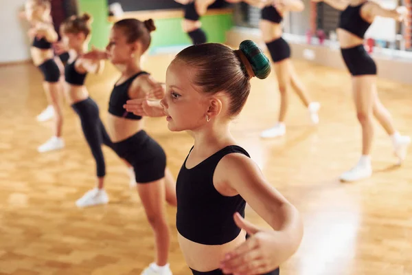 Aktiver Lebensstil Gruppe Weiblicher Kinder Praktiziert Gemeinsam Sportliche Übungen Innenräumen — Stockfoto