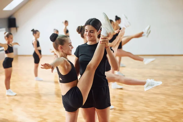 Learning Coach Group Female Kids Practicing Athletic Exercises Together Indoors — Stock Photo, Image