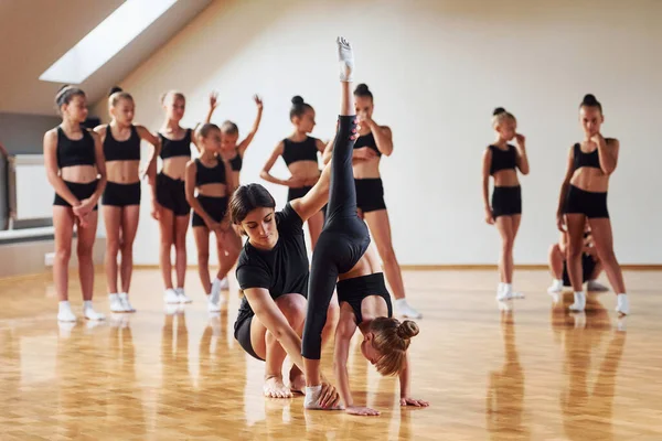 Mit Hilfe Des Trainers Gruppe Weiblicher Kinder Praktiziert Gemeinsam Sportliche — Stockfoto