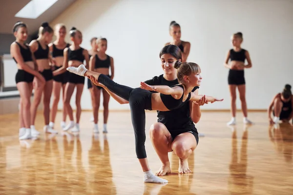 Frau Lehrt Und Hilft Gruppe Weiblicher Kinder Praktiziert Gemeinsam Sportliche — Stockfoto