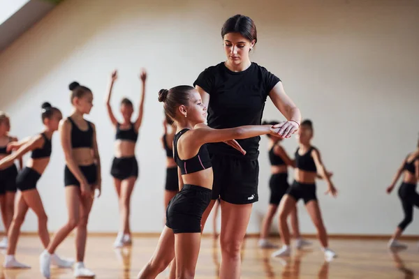 Kobieta Uczy Pomaga Grupa Kobiet Dzieci Ćwiczących Ćwiczenia Sportowe Razem — Zdjęcie stockowe