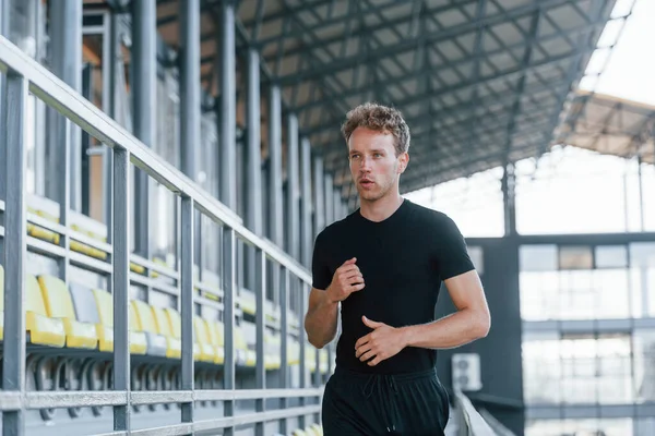 Běhám Tribunách Sportovní Mladý Chlap Černé Košili Kalhoty Venku Dne — Stock fotografie