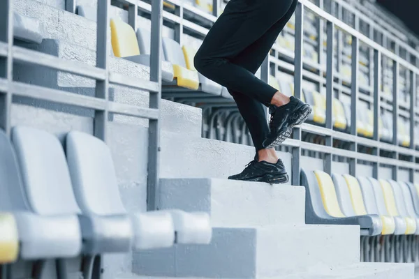 Laufen Auf Treppen Sportlicher Junger Mann Schwarzem Hemd Und Schwarzer — Stockfoto