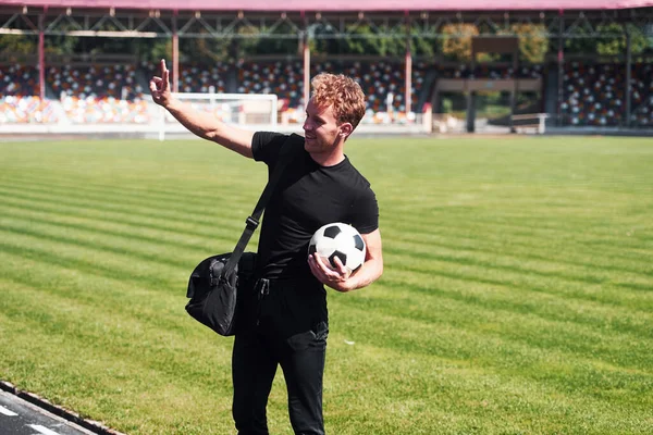 Jugador Fútbol Campo Deportivo Joven Camisa Negra Pantalones Aire Libre — Foto de Stock