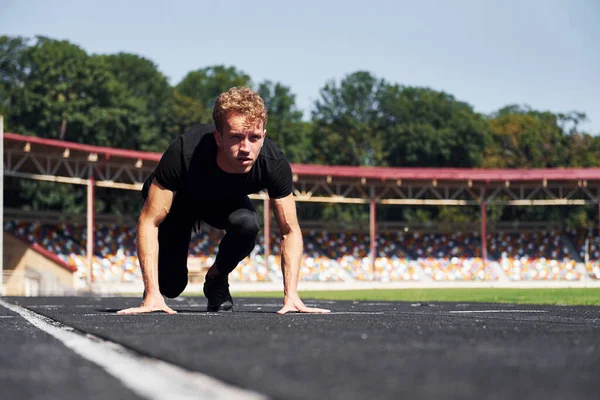 Běžec Startovní Pozici Trati Sportovní Mladý Chlap Černé Košili Kalhoty — Stock fotografie