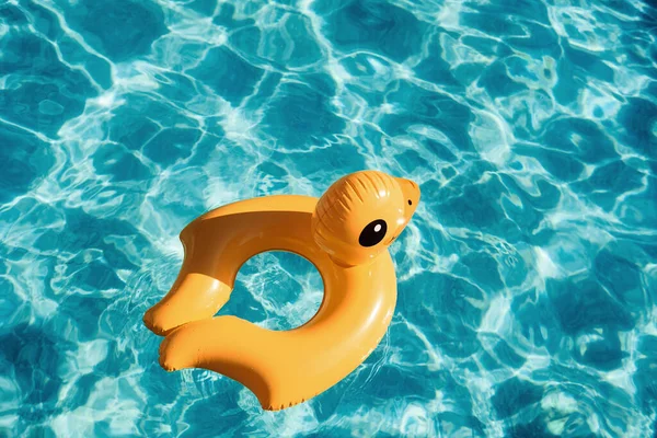 Vue Dessus Jouet Canard Jaune Pour Nager Dans Piscine Jour — Photo