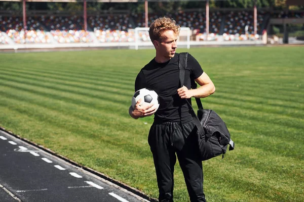 Football Player Field Sportive Young Guy Black Shirt Pants Outdoors — Stock Photo, Image