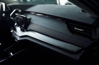 Yepyeni siyah otomobilin odaklanmış görüntüsünü kapat.