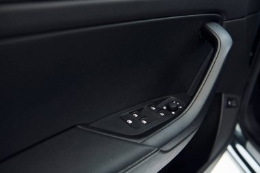 Araba camı. Yepyeni siyah otomobilin odaklanmış görüntüsünü kapat.