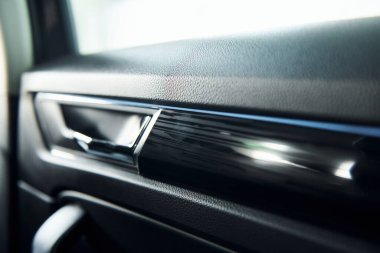 Yepyeni siyah otomobilin odaklanmış görüntüsünü kapat.