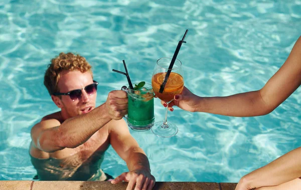 Hombre Gafas Sol Animando Cócteles Con Amigo Piscina — Foto de Stock