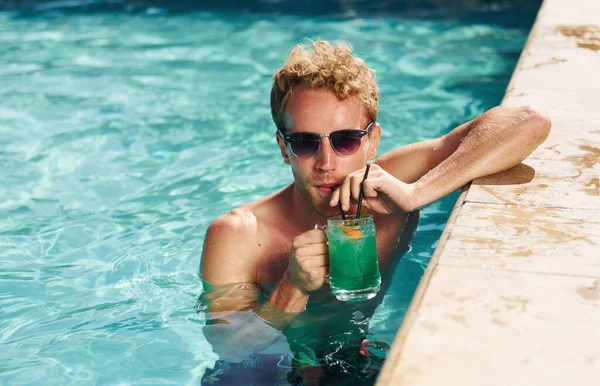 Guy Óculos Sol Pretos Com Coquetel Está Piscina — Fotografia de Stock