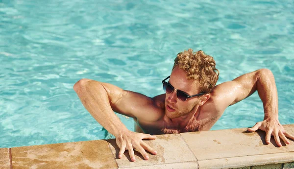 Homem Óculos Escuros Pretos Está Piscina Suas Férias — Fotografia de Stock