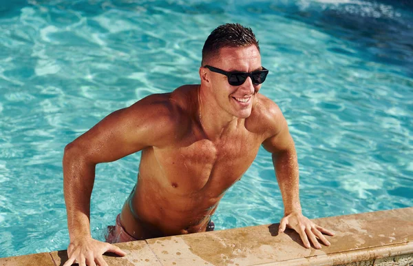 선글라스를 남자가 수영장에 — 스톡 사진