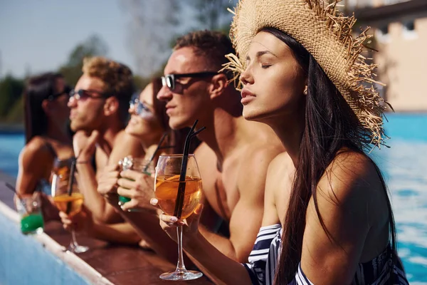 Falar Beber Grupo Jovens Felizes Divertir Piscina Durante Dia — Fotografia de Stock