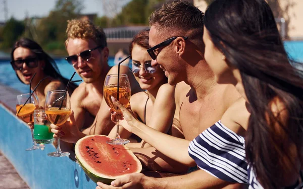 Segurar Melancia Grupo Jovens Felizes Divertir Piscina Durante Dia — Fotografia de Stock