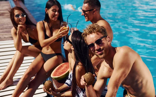 Tempo Quente Ensolarado Grupo Jovens Felizes Divertir Piscina Durante Dia — Fotografia de Stock