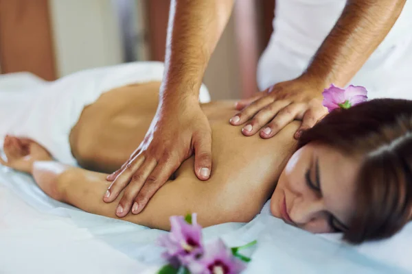 Homem Faz Massagem Para Jovem Mulher Toalha Branca Dentro Casa — Fotografia de Stock