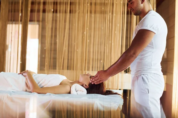 Homem Faz Massagem Para Jovem Mulher Toalha Branca Dentro Casa — Fotografia de Stock