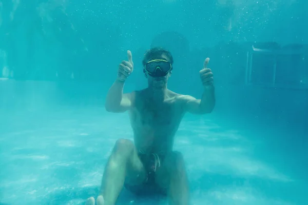 Mann Schwimmt Tagsüber Unter Wasser Pool Spaß Haben — Stockfoto