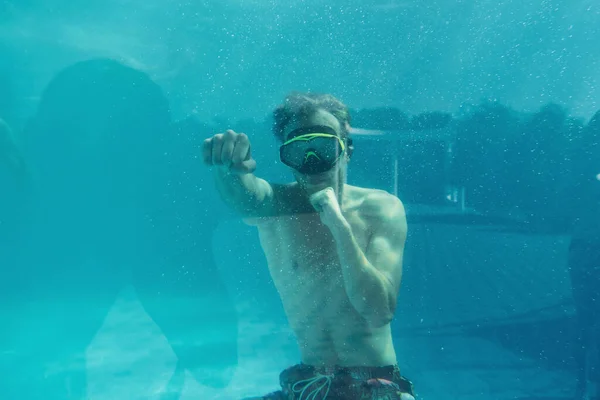 Homem Nadando Debaixo Água Piscina Durante Dia Divertir — Fotografia de Stock