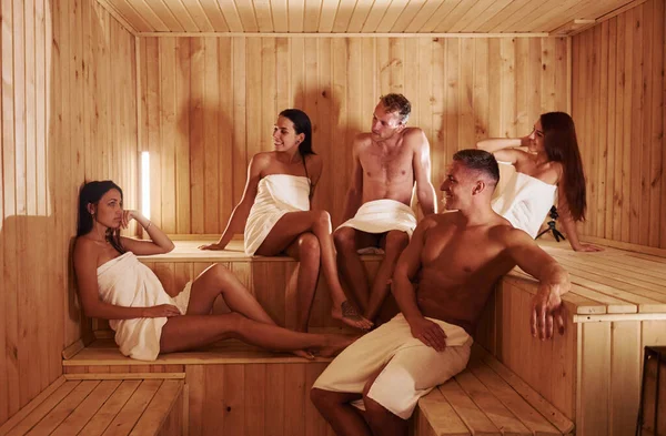 Grupo Jóvenes Juntos Sauna Concepción Vacaciones Fin Semana — Foto de Stock