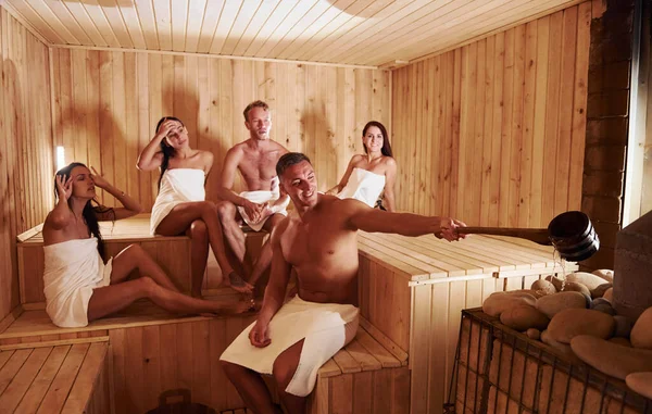 Gruppe Junger Leute Zusammen Der Sauna Konzeption Von Urlaub Und — Stockfoto