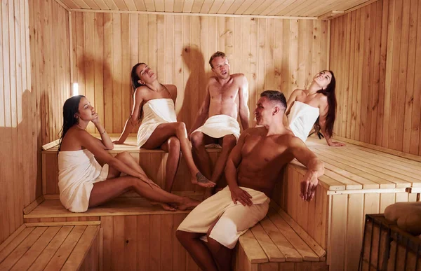 Skupina Mladých Lidí Pohromadě Sauně Koncepce Dovolené Víkendu — Stock fotografie