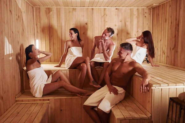 Grupo Jóvenes Juntos Sauna Concepción Vacaciones Fin Semana — Foto de Stock