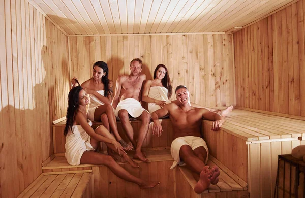 Grupo Jóvenes Juntos Sauna Concepción Vacaciones Fin Semana — Foto de Stock