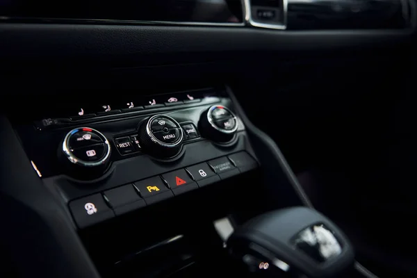 Çükler Düğmeler Yepyeni Siyah Otomobilin Odaklanmış Görüntüsünü Kapat — Stok fotoğraf