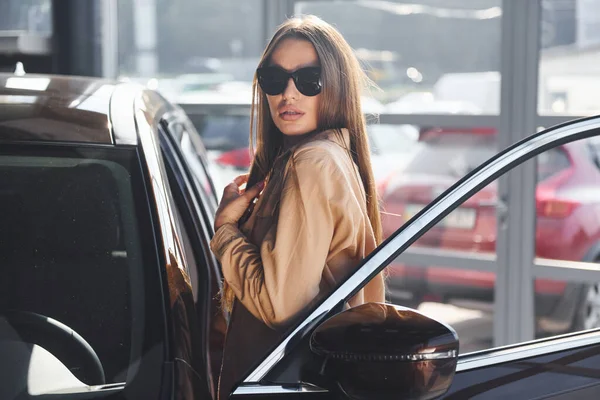 Стоїть Біля Відкритого Вікна Модна Красива Молода Жінка Сучасний Автомобіль — стокове фото