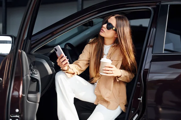 Перерыв Кофе Модная Красивая Молодая Женщина Современный Автомобиль — стоковое фото