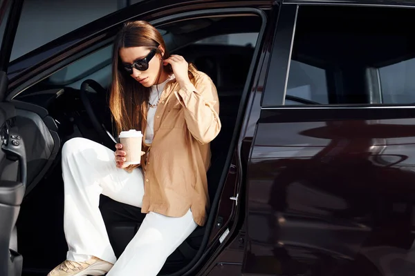 Kaffepaus Fashionabla Vackra Ung Kvinna Och Hennes Moderna Bil — Stockfoto