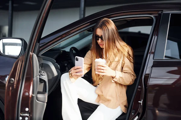 Descanso Mujer Joven Hermosa Moda Automóvil Moderno — Foto de Stock