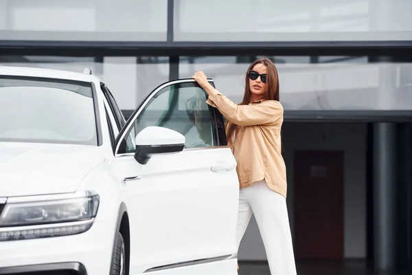 Afuera Cerca Del Coche Mujer Joven Hermosa Moda Automóvil Moderno — Foto de Stock