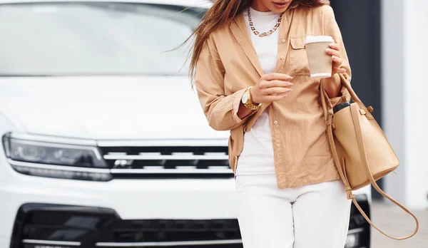 Utanför Nära Bilen Fashionabla Vackra Ung Kvinna Och Hennes Moderna — Stockfoto